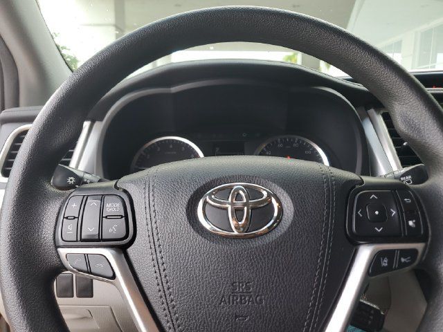 Used 2019 Toyota Highlander LE FWD image 24