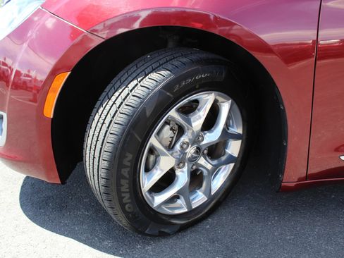 Used 2018 Chrysler Pacifica Limited FWD image 5