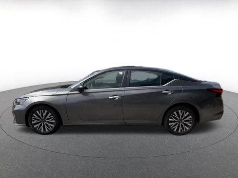 Used 2025 Nissan Altima 2.5 SV FWD image 7