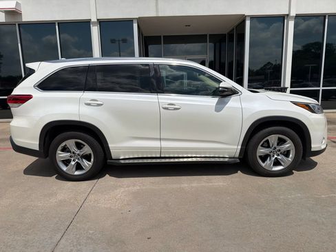 Used 2017 Toyota Highlander Limited FWD image 5