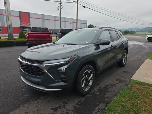 Used 2026 Chevrolet Trax LT w/ Sunroof Package FWD image 8