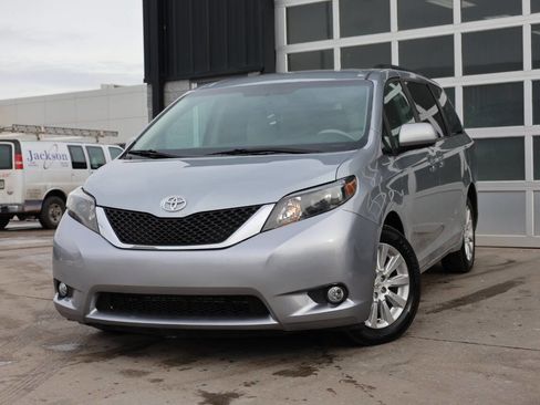 Used 2011 Toyota Sienna LE image 3