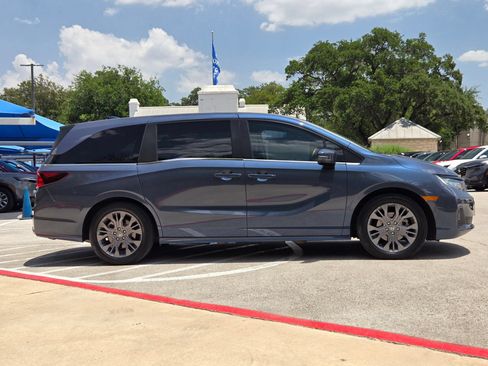 Used 2025 Honda Odyssey Touring image 2