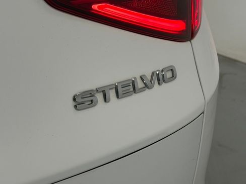 Used 2023 Alfa Romeo Stelvio Veloce image 9