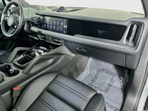 Certified 2025 Porsche Cayenne Coupe AWD/4WD image 30