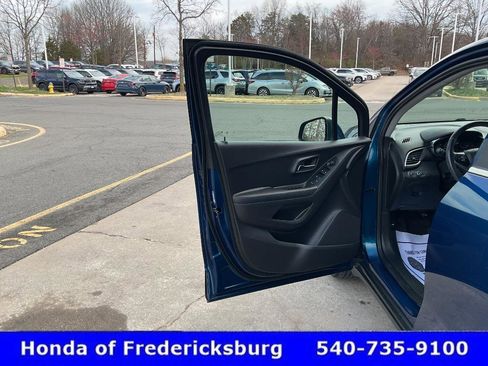 Used 2020 Chevrolet Trax LT w/ LT Convenience Package image 15