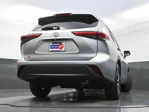 Used 2022 Toyota Highlander XLE image 32