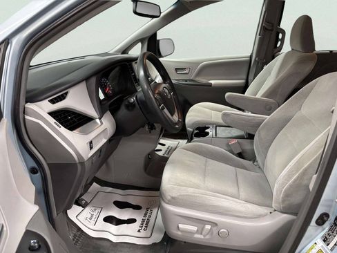 Used 2015 Toyota Sienna LE FWD image 14
