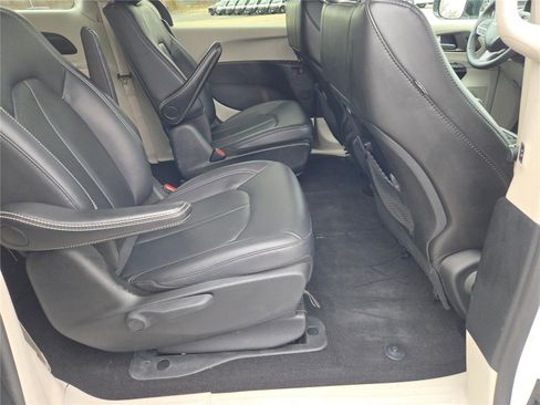 Certified 2024 Chrysler Pacifica Limited FWD image 9