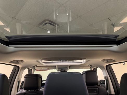 Used 2024 Land Rover Discovery S image 25