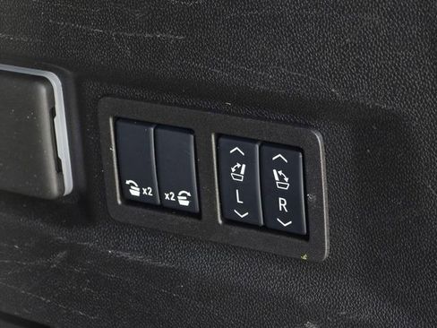 Used 2025 GMC Yukon Denali RWD image 11