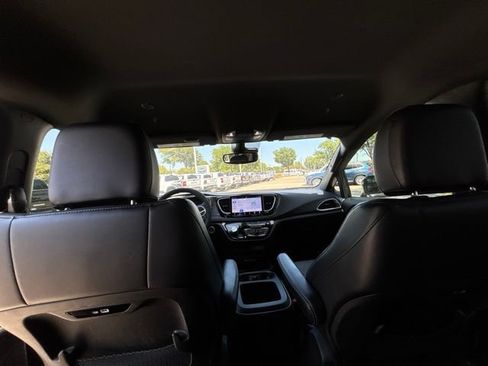 Used 2025 Chrysler Pacifica Select FWD image 14