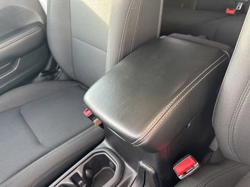 Used 2018 Jeep Wrangler Unlimited Sahara AWD/4WD image 17