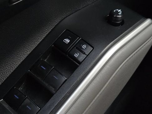Used 2021 Toyota Highlander LE AWD/4WD image 28