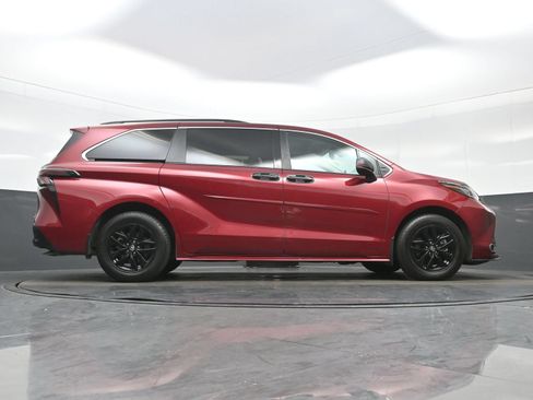 Used 2023 Toyota Sienna XLE FWD image 35