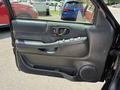 Used 2002 Chevrolet S10 Pickup LS w/ LS Preferred Equipment Group RWD image 18