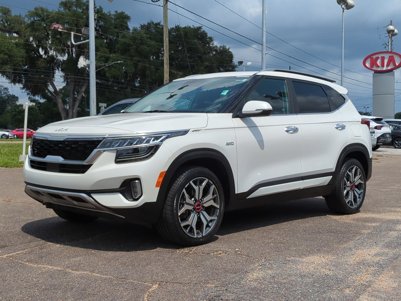 Certified 2023 Kia Seltos SX w/ SX Sunroof Package AWD/4WD image 2