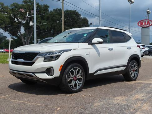 Certified 2023 Kia Seltos SX w/ SX Sunroof Package AWD/4WD image 2