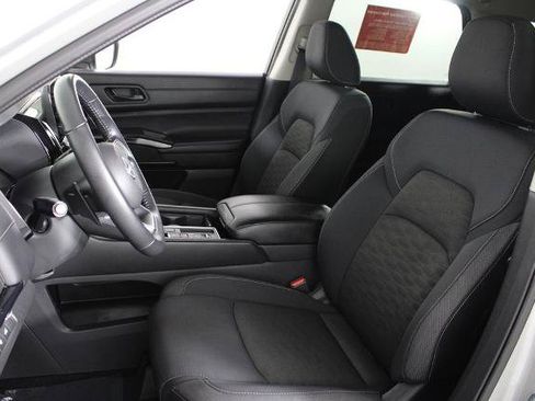 Certified 2025 Nissan Pathfinder SV FWD image 21