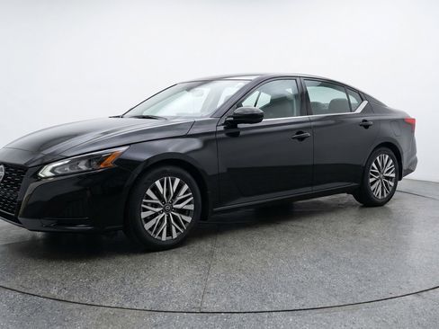 Used 2025 Nissan Altima 2.5 SV image 3