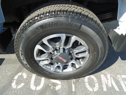 Used 2024 GMC Sierra 2500 SLE w/ SLE Value Package; AWD/4WD image 16