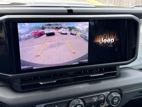 Used 2025 Jeep Wrangler Unlimited Sahara AWD/4WD image 21