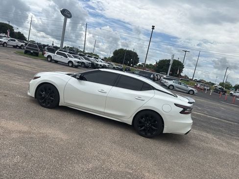 Used 2023 Nissan Maxima SR w/ Sport Mat Group FWD image 9