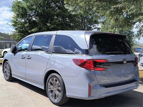 New 2026 Honda Odyssey Touring image 3
