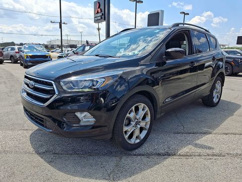 Used 2018 Ford Escape SE w/ SE Sport Appearance Package FWD image 3