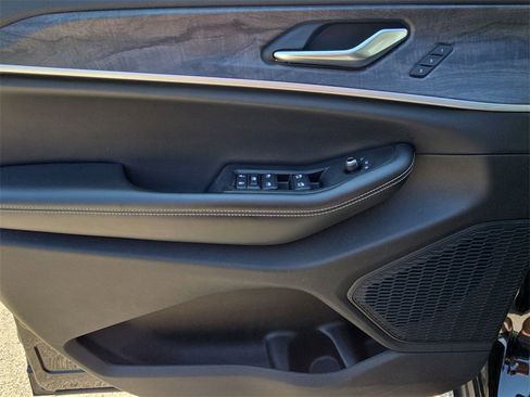 Used 2023 Jeep Grand Cherokee Limited image 23