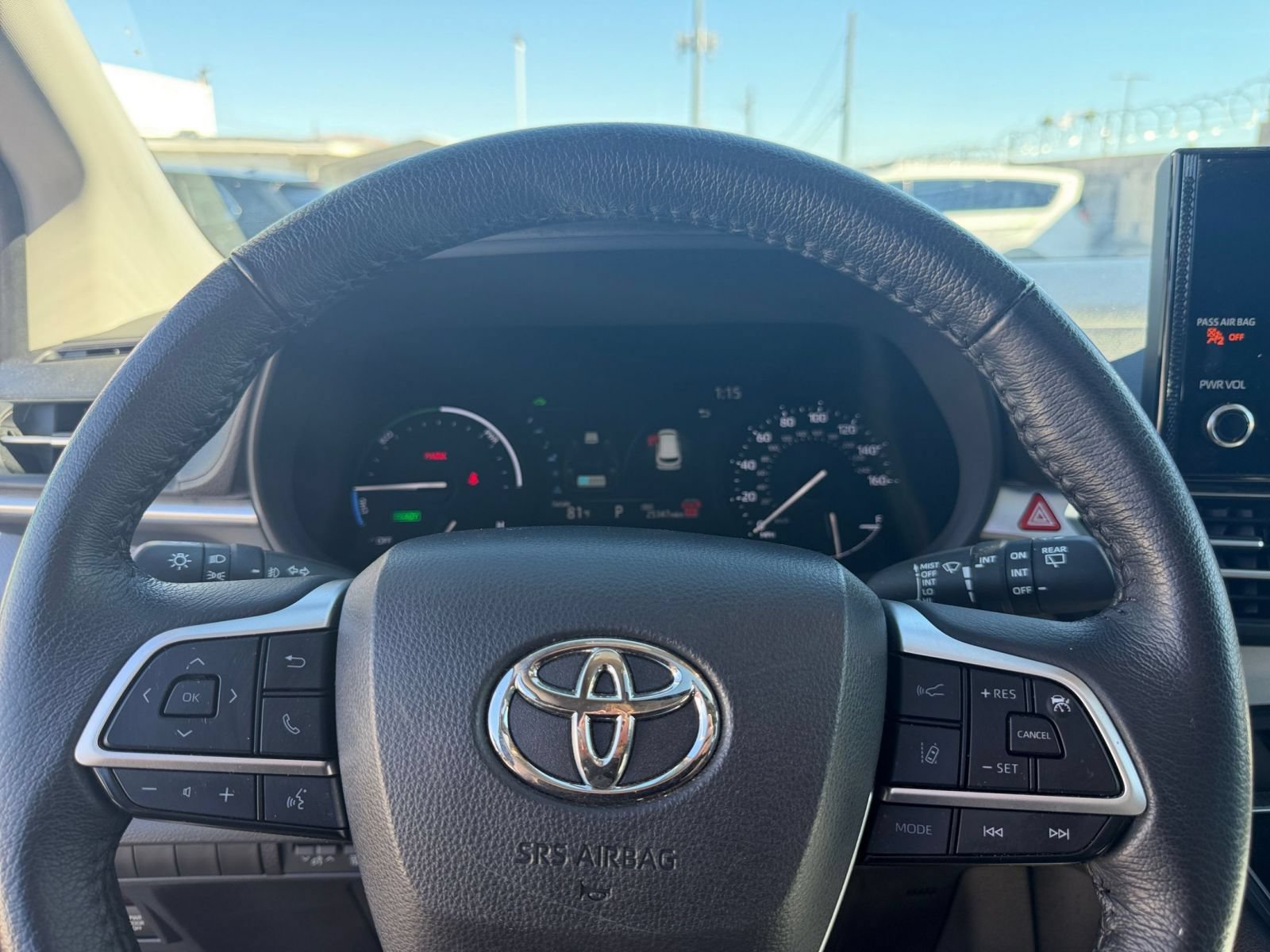 Used 2025 Toyota Sienna XLE FWD image 28