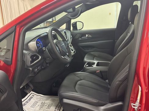 New 2026 Chrysler Pacifica Select image 9