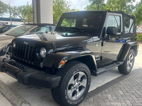 Used 2017 Jeep Wrangler Sahara w/ Connectivity Group AWD/4WD image 2