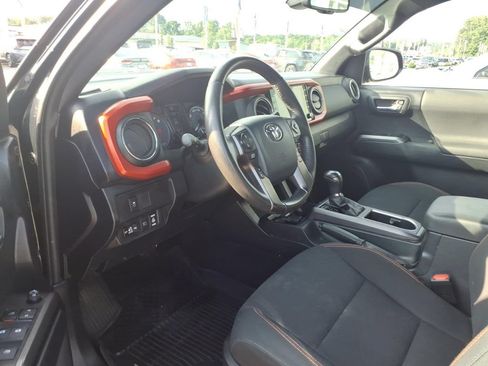 Used 2020 Toyota Tacoma TRD Sport AWD/4WD image 9