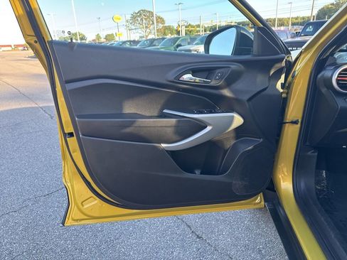 Used 2025 Chevrolet Trax RS image 12