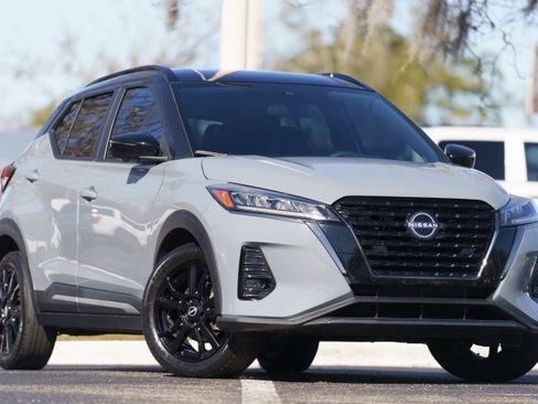 Used 2023 Nissan Kicks SR image 2