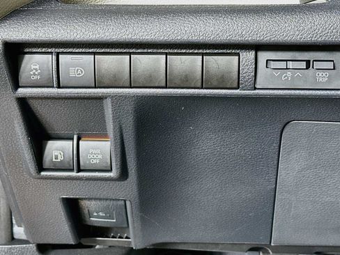 Used 2023 Toyota Sienna XLE FWD image 10