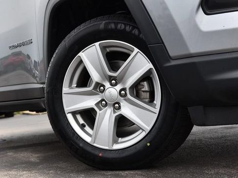 Used 2022 Jeep Compass Latitude AWD/4WD image 3