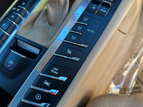 Used 2017 Porsche Macan S w/ Dark Walnut Interior Package image 37