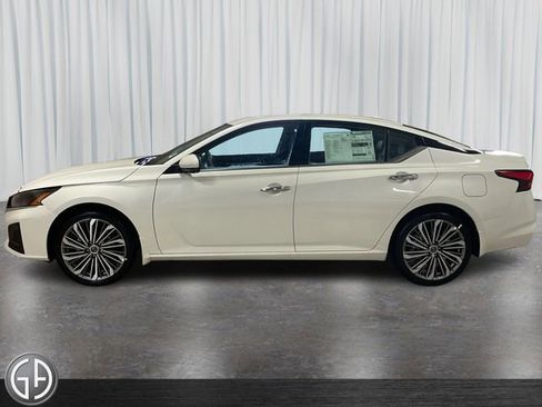 New 2025 Nissan Altima 2.5 SL image 8