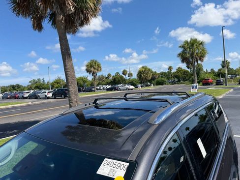 Used 2019 Chrysler Pacifica Limited w/ Tire & Wheel Group FWD image 7