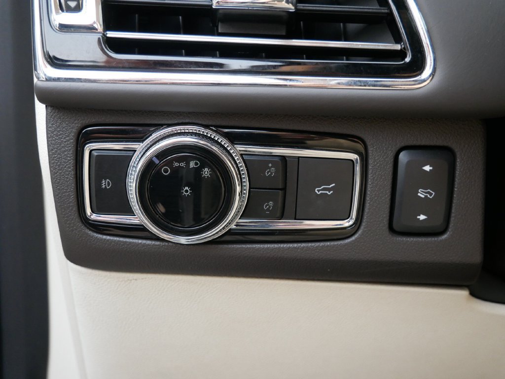 Used 2020 Lincoln Navigator Black Label w/ Cargo Convenience Package AWD/4WD image 16