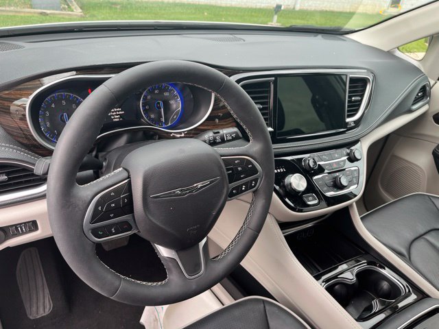 Used 2024 Chrysler Pacifica Limited AWD/4WD image 9