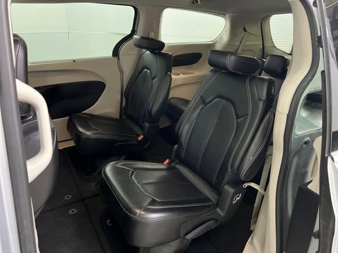 Used 2023 Chrysler Pacifica Touring-L image 36