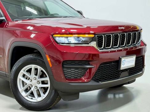 Used 2023 Jeep Grand Cherokee Laredo w/ Luxury Tech Group I AWD/4WD image 4