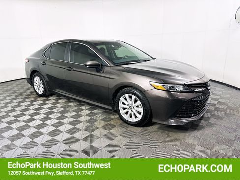 Used 2018 Toyota Camry LE image 1