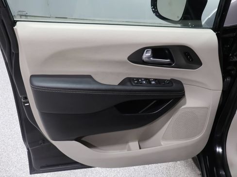 Used 2024 Chrysler Pacifica Touring-L FWD image 12