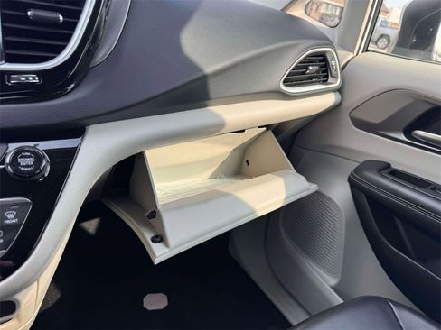 Used 2023 Chrysler Pacifica Touring-L image 27