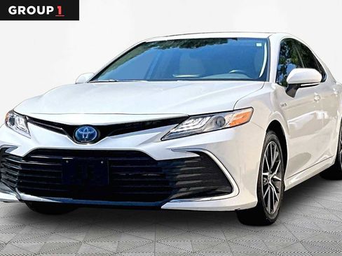 Used 2021 Toyota Camry XLE FWD image 1