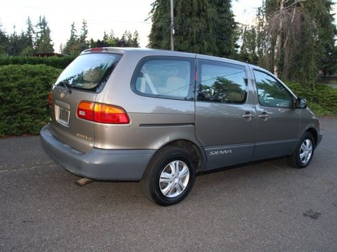 Used 1999 Toyota Sienna CE FWD image 3